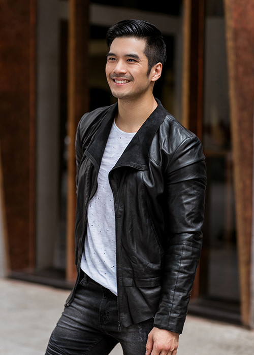 Sắc đen cũng chính là gam màu yêu thích của Thiên Nguyễn bởi màu sắc này luôn giữ được sự lịch lãm, mạnh mẽ.