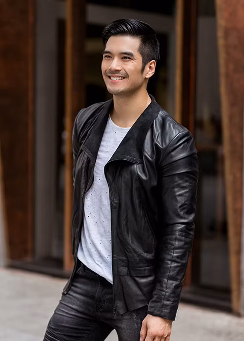 Sắc đen cũng chính là gam màu yêu thích của Thiên Nguyễn bởi màu sắc này luôn giữ được sự lịch lãm, mạnh mẽ.