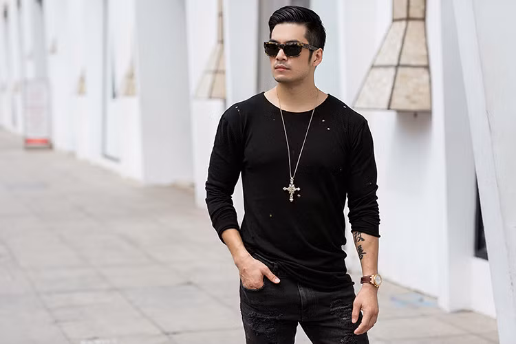 Với cả cây đen, nam thần “Truy sát” gây ấn tượng với người đối diện bởi vẻ ngoài quá đỗi cá tính.