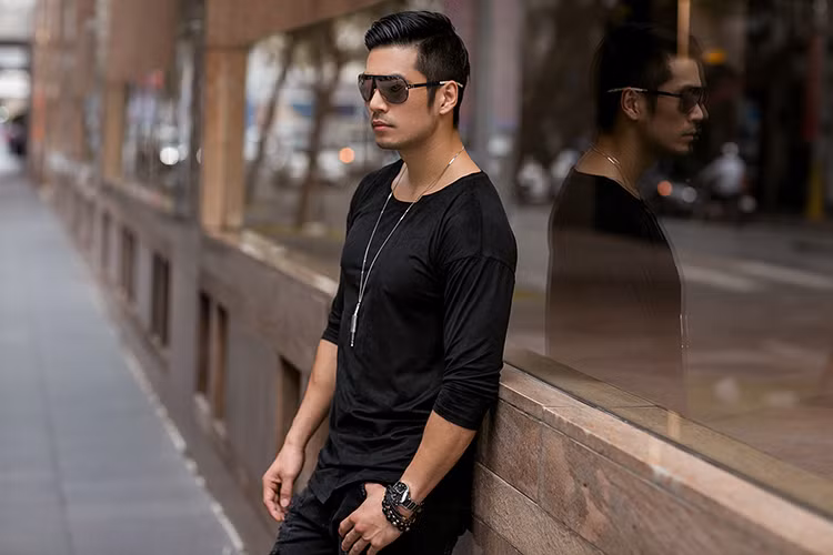 Trong những ngày đầu thu, Thiên Nguyễn mang đến những bí quyết chọn phối trang phục thú vị đặc biệt chỉ với sắc đen cá tính, mạnh mẽ.