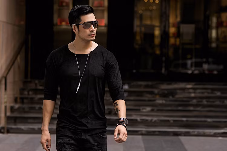 Nam diễn viên Việt kiều Thiên Nguyễn sinh ra và lớn lên tại Australia. Anh xuất thân là một võ sư và huấn luận viên thể hình.