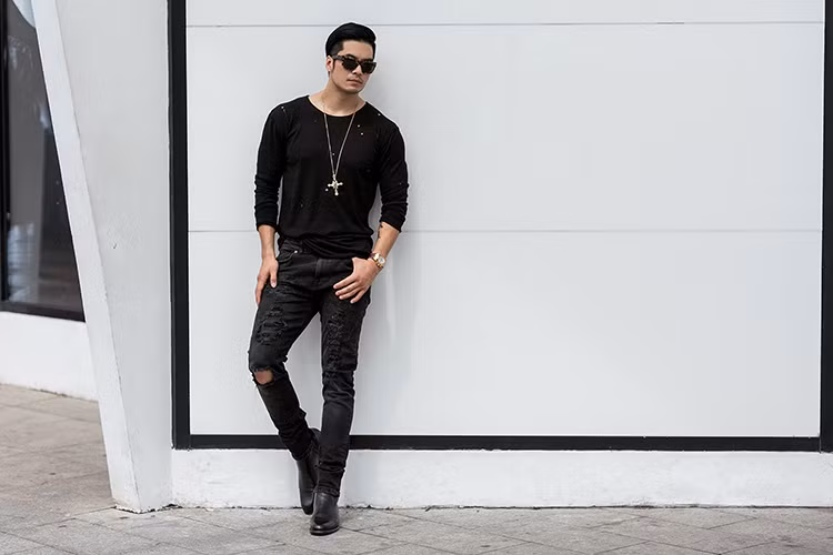 Set trang phục của Thiên Nguyễn được tạo điểm nhấn bởi chi tiết wash rách ở chiếc quần jeans và phụ kiện đi kèm cũng được chọn phối đồng điệu.