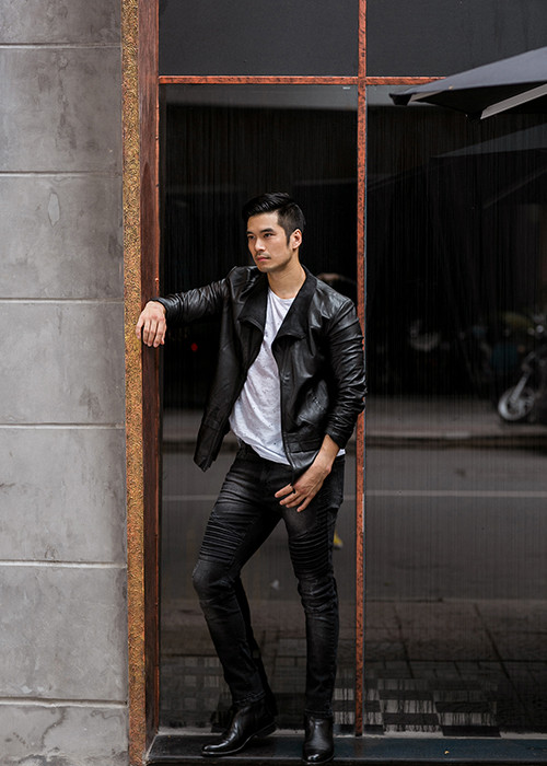 Ở một set trang phục khác, Thiên Nguyễn phối chiếc quần jeans với mốt áo rách đang thịnh hành.