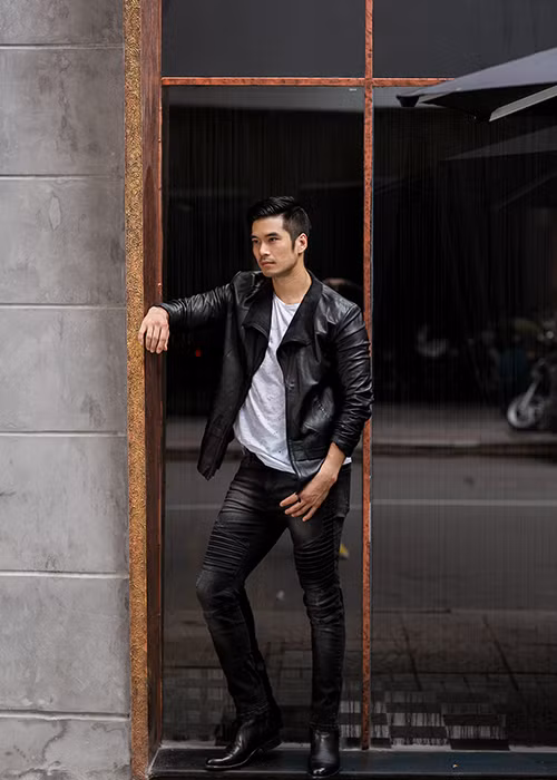 Ở một set trang phục khác, Thiên Nguyễn phối chiếc quần jeans với mốt áo rách đang thịnh hành.