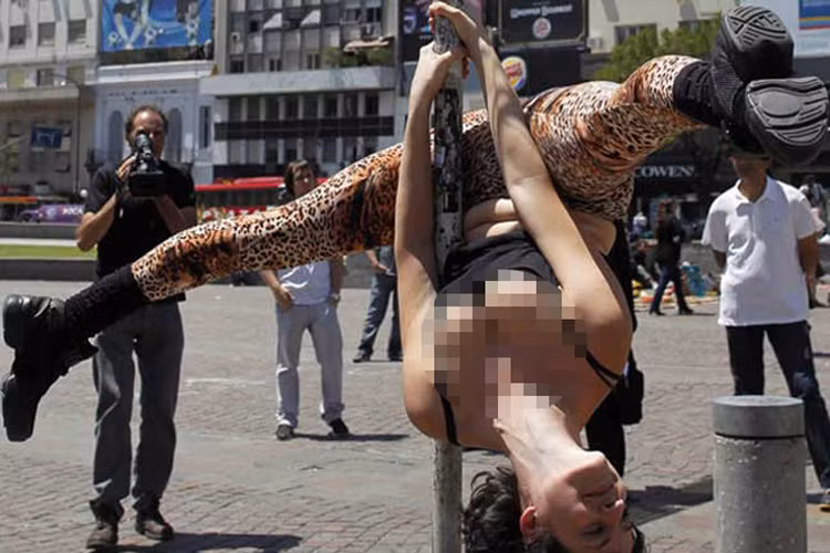 Nhìn em biểu diễn mà học hỏi nhé. 