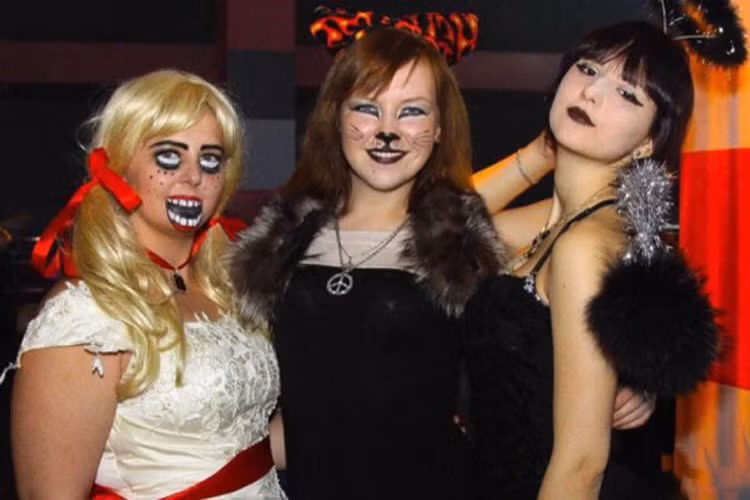 Wow, mấy cô này ở đâu đến Trái Đất vậy? 