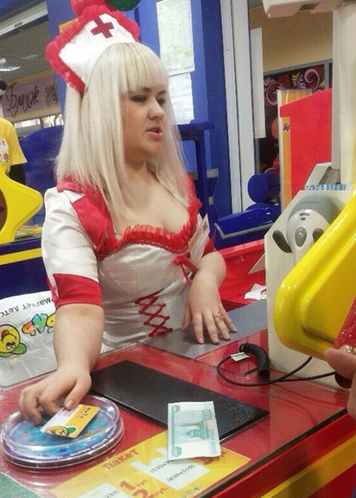 Sao "y tá" lại ra đây bán hàng thế này? 