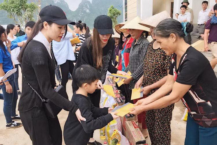 Bé Subeo - con trai Hà Hồ cũng cùng mẹ và ông bà ngoại trực tiếp tặng quà người dân đang gồng mình chống chọi với lũ dữ.