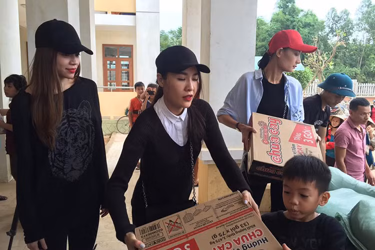 Chuyến thiện nguyện ở Quảng Bình của Hồ Ngọc Hà còn có sự góp mặt của ca sĩ Quế Vân (ở giữa) và người mẫu Lê Thúy (đội mũ đỏ).