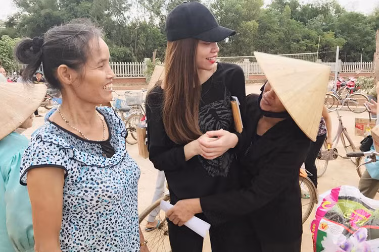 Không ngại mưa bão, nữ ca sĩ đã có mặt tại huyện Tuyên Hóa, Quảng Bình vào ngày hôm qua (18/10) để kịp thời cứu trợ bà con quê hương.