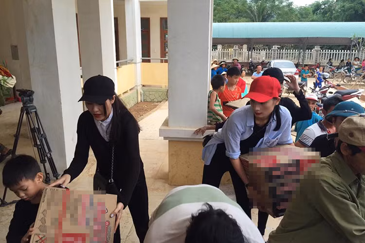 Quế Vân và Lê Thúy không ngần ngại vận chuyển những món quà đến tận tay bà con Quảng Bình.