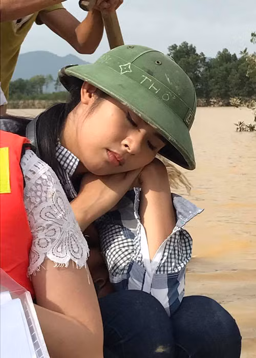 Do mệt quá vì trước đó đã rất bận rộn với công việc, Ngọc Hân ngủ gật trên thuyền. Vốn tích cực tham gia các hoạt động thiện nguyện, cô tiếp tục nhận được sự yêu mến bởi hình ảnh đẹp trong dịp kỷ niệm Ngày Phụ nữ Việt Nam 20/10.