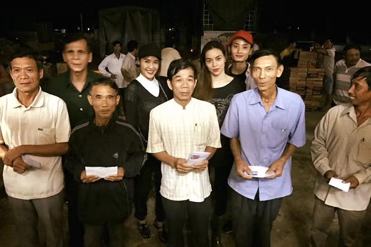 Buổi từ thiện của Hồ Ngọc Hà, Quế Vân và Lê Thúy kéo dài đến tận 9h tối. Dù vẫn chưa ăn gì nhưng tất cả đều không cảm thấy mệt.