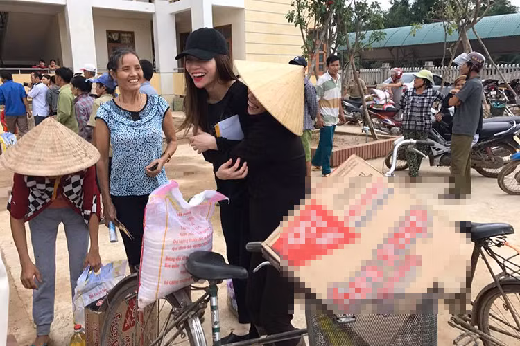 Không ít bà con Quảng Bình được hỗ trợ rất xúc động trước hành động đẹp của Hồ Ngọc Hà.