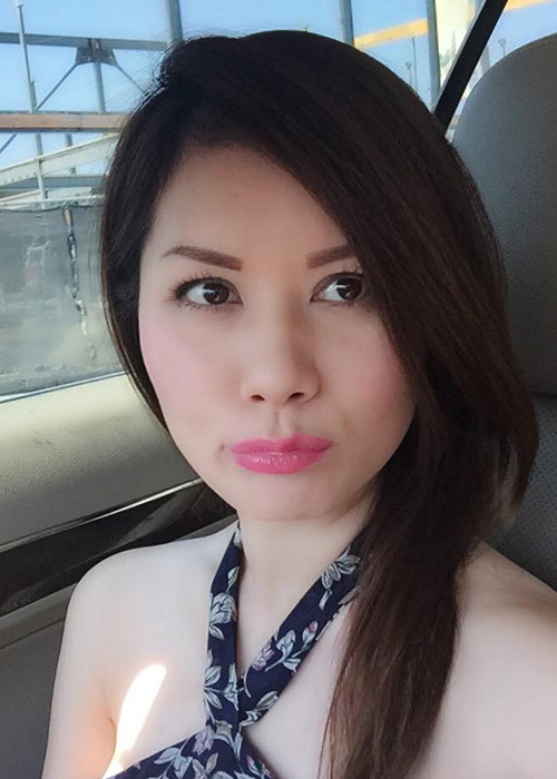 Với niềm hạnh phúc sắp chào cậu con trai đầu lòng, doanh nhân Thủy Tiên luôn giữ được vẻ rạng rỡ dù bận rộn với công việc.