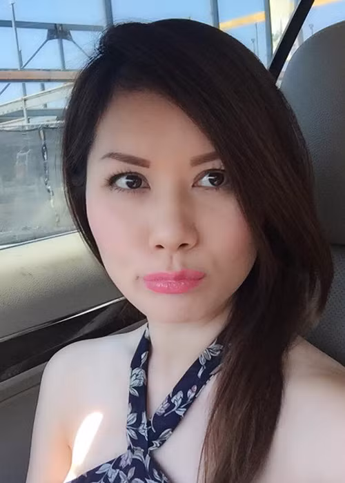 Với niềm hạnh phúc sắp chào cậu con trai đầu lòng, doanh nhân Thủy Tiên luôn giữ được vẻ rạng rỡ dù bận rộn với công việc.