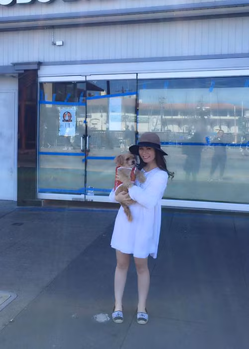 Nữ doanh nhân thường xuyên đi dép bệt và diện trang phục tạo sự thoải mái. Đồng thời, cô luôn giữ tinh thần vui vẻ, tràn đầy năng lượng.