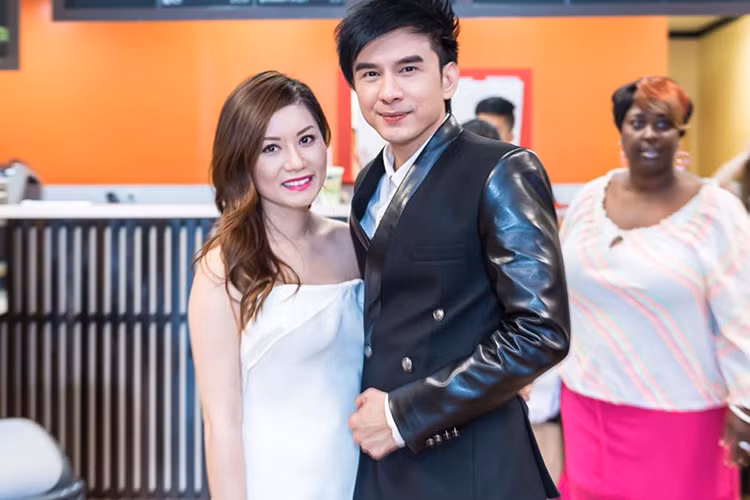 Doanh nhân Thủy Tiên đang mang bầu 4 tháng nhưng vẫn tất bật với công việc khai trương nhà hàng mới của hai vợ chồng.