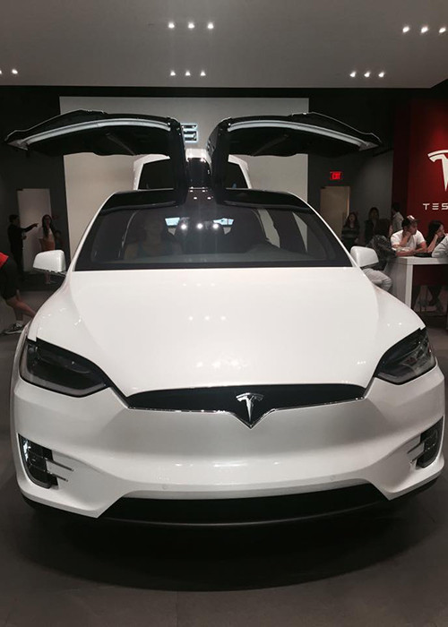 Có tin vui sau 3 năm kết hôn, bà xã Đan Trường vừa được mẹ đẻ tặng cho siêu xe điện Tesla Model S trị giá hàng tỷ đồng.