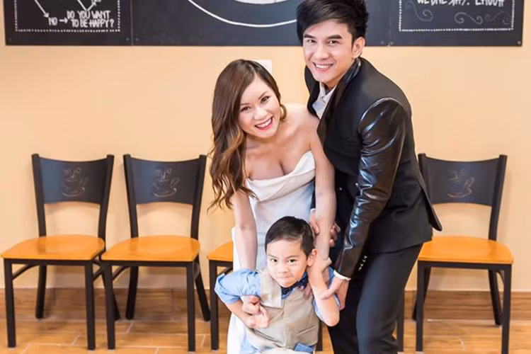 Vợ chồng Đan Trường - Thủy Tiên không giấu được niềm hạnh phúc khi sắp lên chức bố mẹ sau thời gian dài chờ đợi.