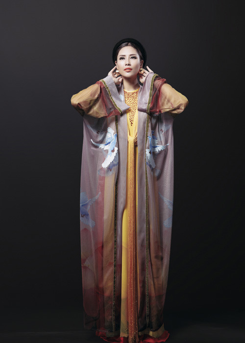 Ngam trang phuc dan toc cua Nguyen Loan tai Miss Grand International-Hinh-2