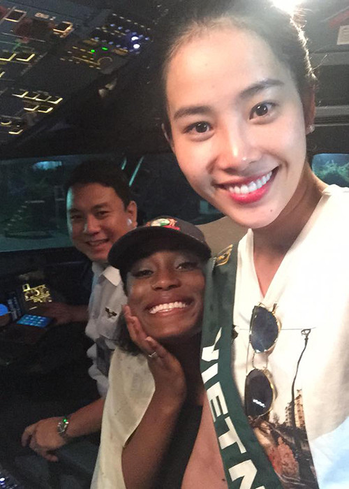 Trước thềm chung kết Hoa hậu Trái đất 2016, Nam Em tỏ ra rất quyến luyến với các thí sinh của cuộc thi cùng các thành viên của ban tổ chức. (Ảnh: Facebook nhân vật) 