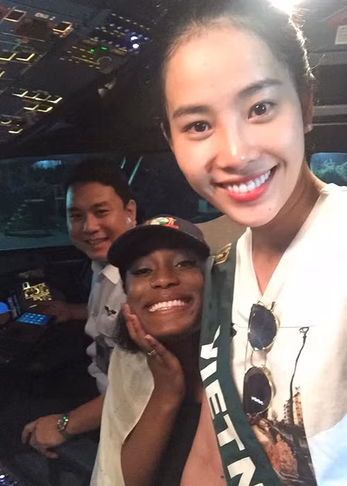 Trước thềm chung kết Hoa hậu Trái đất 2016, Nam Em tỏ ra rất quyến luyến với các thí sinh của cuộc thi cùng các thành viên của ban tổ chức. (Ảnh: Facebook nhân vật) 