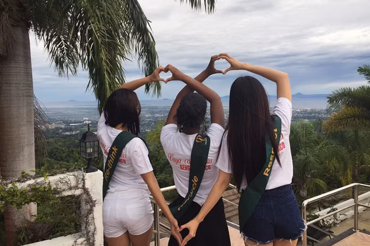 Nam Em từng viết: “Bây giờ với chúng tôi thời gian ở bên nhau bắt đầu ngắn lại. Tôi bắt đầu cảm thấy tiếc nuối khi chuẩn bị xa những người mà tôi gọi là bạn thân”. (Ảnh: Facebook nhân vật) 