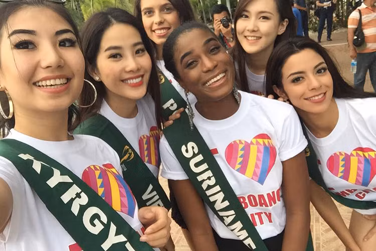 Sau gần một tháng sang Philippines tham gia cuộc thi Hoa hậu Trái đất 2016, Hoa khôi Nam Em (thứ hai bên trái) hiện đang tất bật chuẩn bị cho đêm chung kết đang đến gần. (Ảnh: Facebook nhân vật) 