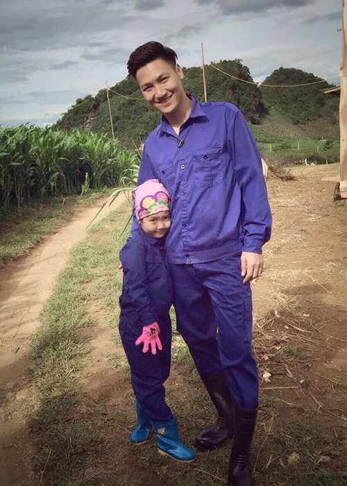 Một điểm chung nữa của Mạnh Trường và Hồng Đăng là cả hai đều tham gia chương trình truyền hình thực tế “Bố ơi, mình đi đâu thế?”.