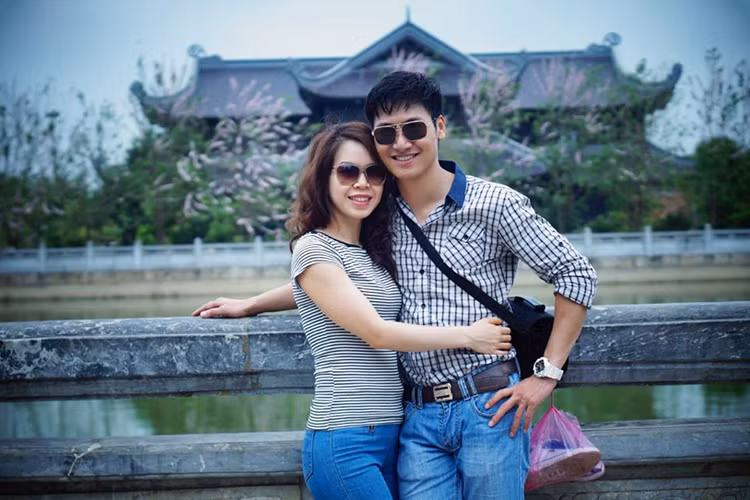 Với Mạnh Trường, năm 2008, anh làm đám cưới ở tuổi 23. Vợ của nam diễn viên bằng tuổi chồng. Cả hai từng học chung trường cấp 2 và có 6 năm gắn bó trước khi kết hôn.