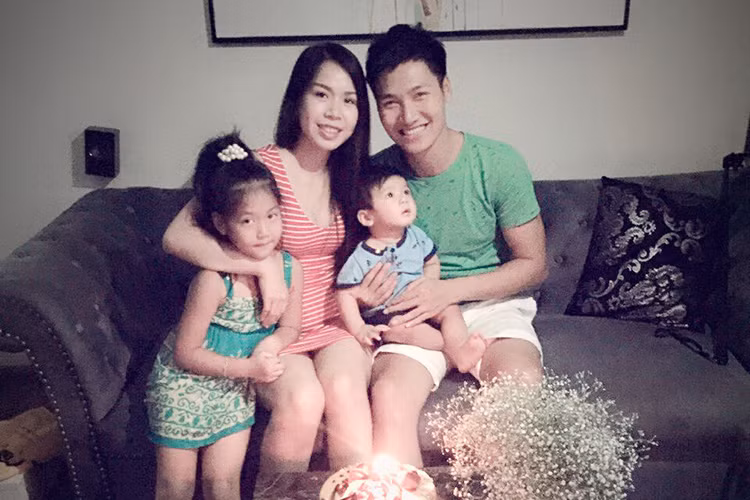 Sau 8 năm kết hôn, Mạnh Trường và Hồng Đăng đều có thêm hai thành viên mới. Với Mạnh Trường, anh có “đủ nếp đủ tẻ”.