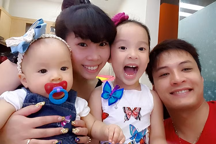 Trong khi đó, vợ chồng nam diễn viên Hồng Đăng lại có hai nhóc tì là hai cô con gái xinh xắn, đáng yêu.