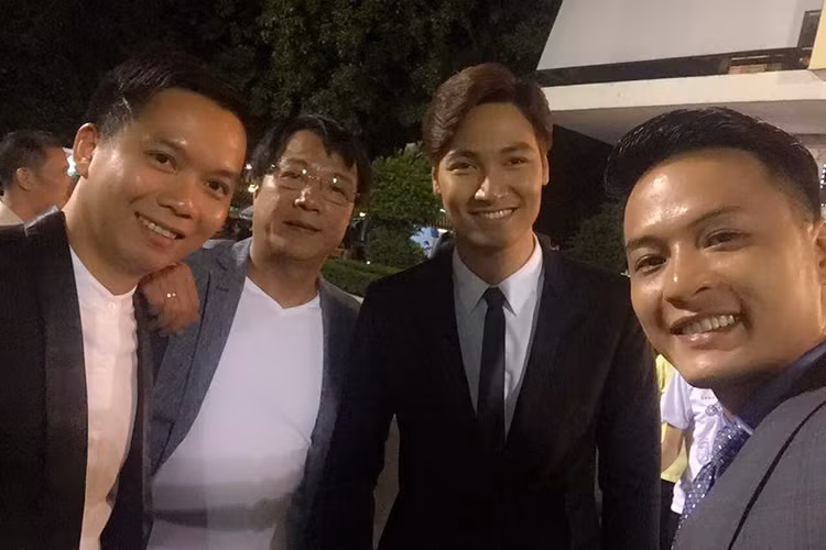 Trong bộ phim “Zippo, mù tạt và em”, Mạnh Trường và Hồng Đăng đóng đôi bạn thân cùng yêu một cô gái do Lã Thanh Huyền thủ vai.