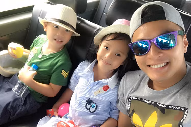 Hai cô con gái đầu lòng của hai nam diễn viên phim “Zippo, mù tạt và em” cũng cùng bố xuất hiện trong chương trình này.