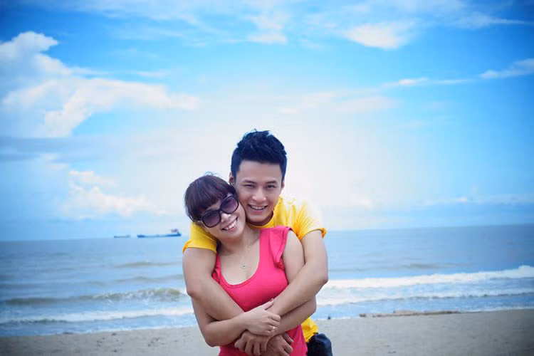 Hồng Đăng cũng lập gia đình năm 2008 khi mới 24 tuổi. Bà xã của anh là Anh Đào - người bạn gần nhà nam diễn viên. Cả hai đã hẹn hò 9 năm trước đám cưới.