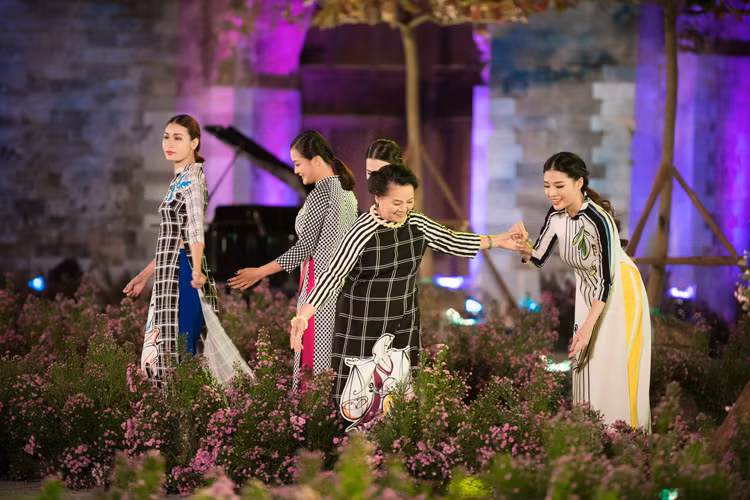 Loat nghe si gao coi dien ao dai trinh dien thoi trang-Hinh-9