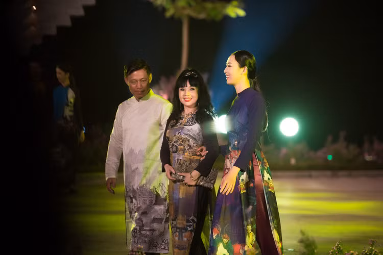 Loat nghe si gao coi dien ao dai trinh dien thoi trang-Hinh-4