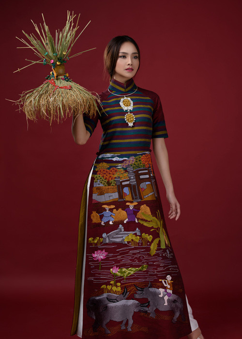 Đặc biệt, mỗi tấm lụa để tạo nên một tác phẩm được làm theo ý tưởng của nghệ nhân từ khâu thiết kế, phục dựng mẫu xưa đến nhuộm màu và đặt hàng dệt.