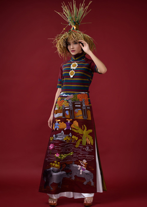 Với BST “Cổng làng”, NTK Lan Hương truyền tải những nét đẹp nhuốm màu thời gian của cổng làng ở Hà Nội thật sinh động trên những tà áo dài.