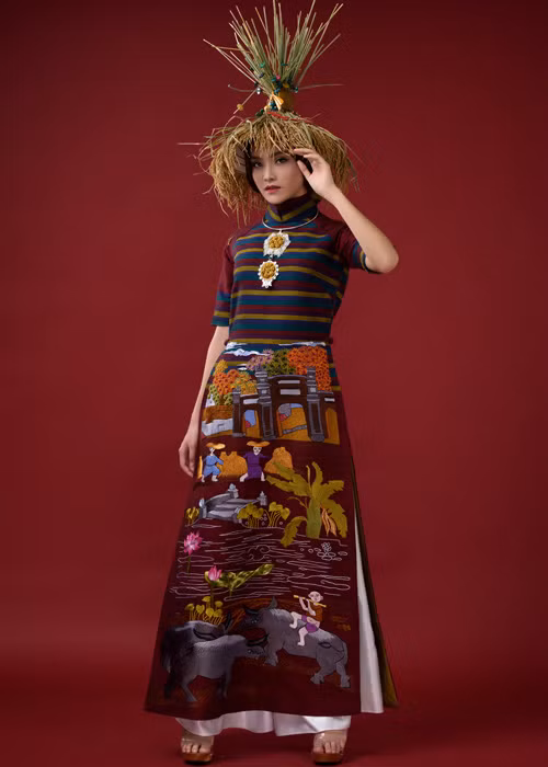 Với BST “Cổng làng”, NTK Lan Hương truyền tải những nét đẹp nhuốm màu thời gian của cổng làng ở Hà Nội thật sinh động trên những tà áo dài.