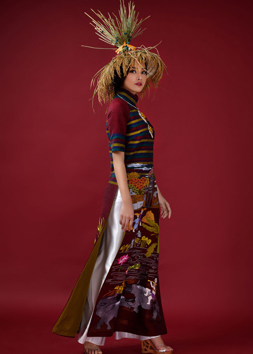 Được biết, bộ sưu tập “Cổng làng” sử dụng chất liệu đũi thô 100% tơ tằm truyền thống của làng lụa Vạn Phúc.