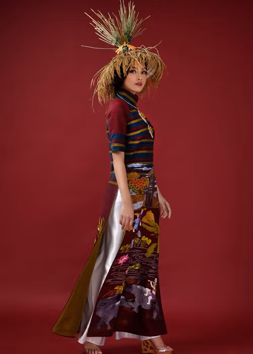 Được biết, bộ sưu tập “Cổng làng” sử dụng chất liệu đũi thô 100% tơ tằm truyền thống của làng lụa Vạn Phúc.