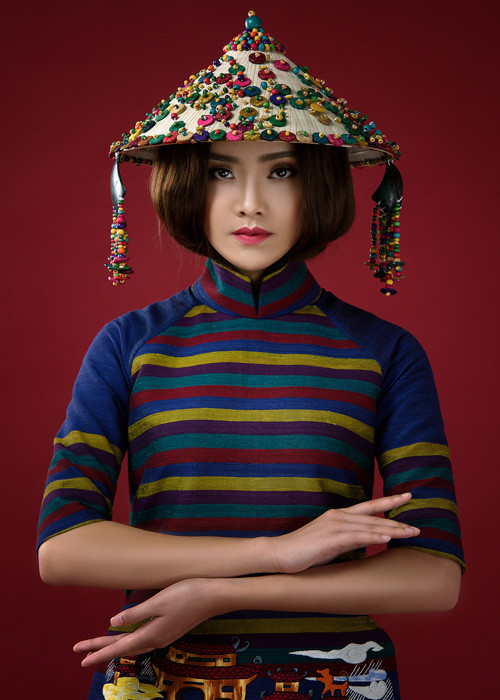 Trong bộ ảnh mới, người đẹp gốc Thái Nguyên diện các mẫu áo dài thuộc BST "Cổng làng" của NTK Lan Hương.