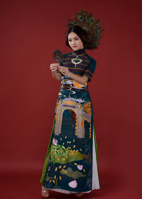 Theo đó, mỗi chiếc áo dài nằm trong BST “Cổng làng” được tạo nên từ một tấm vải độc nhất vô nhị.