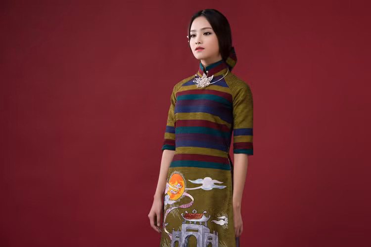 Hà Nội vốn rất đặc biệt khi trong phố có làng. Phía sau mỗi cổng làng là một hồn quê đất Việt, một chiều sâu văn hóa, một vẻ đẹp nhuốm màu thời gian của Hà Nội xưa.