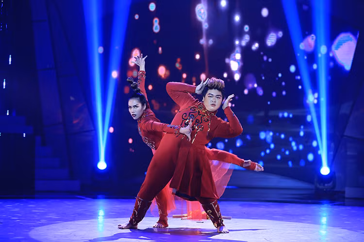 Đàm Vĩnh Hưng và Hari Won đều hỏi: “Diễn hay như vậy rồi đến chung kết mấy bạn diễn cái gì?”. Mr Đàm còn đề nghị ban tổ chức thay đổi thang điểm và còn xin được xem tiết mục lại một lần nữa. 