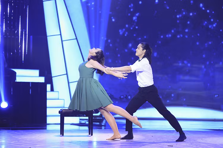 Mr Đàm nhận xét, Mai Trang đã có tiết mục hiện đại bậc nhất từ trước đến giờ, sang trọng từ âm nhạc cho đến hình thể và các động tác nhưng “một chương cuối cùng để mọi người phải ồ lên thì các em vẫn còn giấu ở đâu đó”.