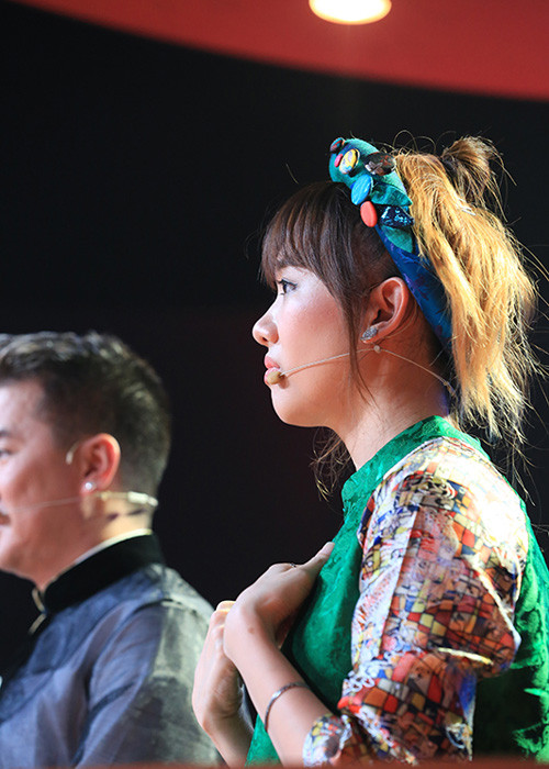 Trước chia sẻ của Hari Won, Trấn Thành thắc mắc không thấy cô thêu tranh tặng anh lần nào. Mượn sóng truyền hình, Hari Won khẳng định: “Giờ em phải chạy show để kiếm tiền. Tiền của ai là tiền của người nấy tự lo, tiền của anh là tiền của anh chứ có cho em được đâu”.