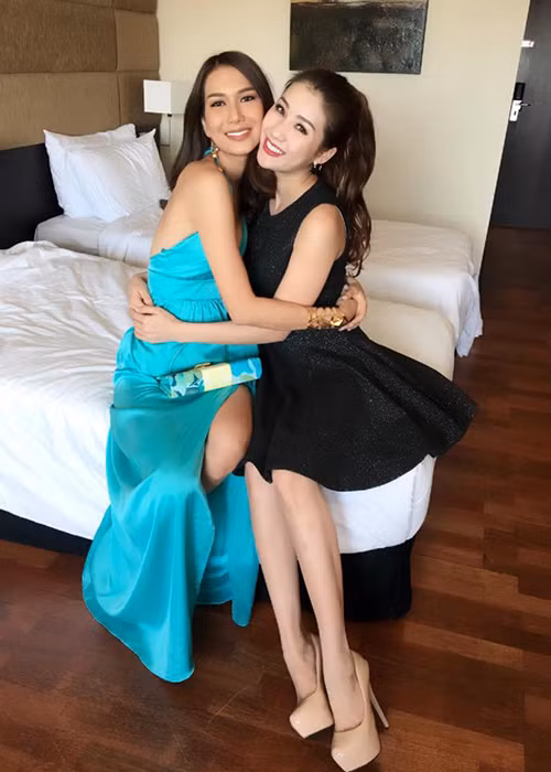 Tại cuộc thi này, đại diện của Việt Nam ở cùng phòng với người đẹp đến từ Philippines. Ngay khi gặp gỡ, cả hai đã tỏ ra khá thân thiết. (Ảnh: FBNV)